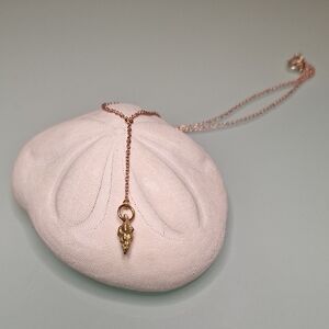 Elegant Gold Pendant Necklace